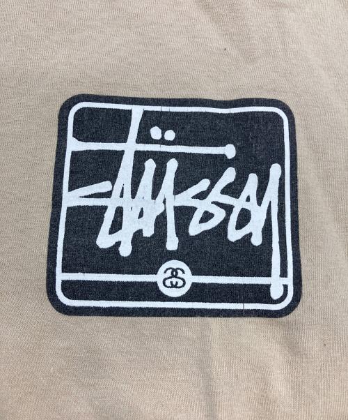 stussy（ステューシー）stussy (ステューシー) ロゴプリントTシャツ ベージュ サイズ:Mの古着・服飾アイテム