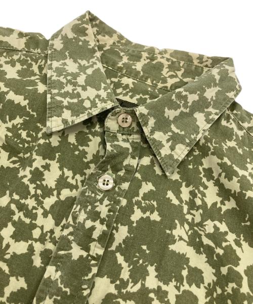 stussy（ステューシー）stussy (ステューシー) カモフラワープリントシャツ カーキ×ベージュ サイズ:Ⅿの古着・服飾アイテム