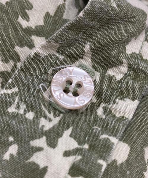 stussy（ステューシー）stussy (ステューシー) カモフラワープリントシャツ カーキ×ベージュ サイズ:Ⅿの古着・服飾アイテム