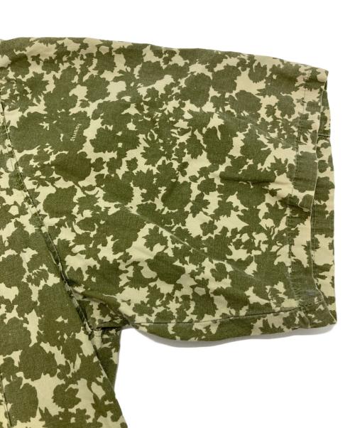 stussy（ステューシー）stussy (ステューシー) カモフラワープリントシャツ カーキ×ベージュ サイズ:Ⅿの古着・服飾アイテム