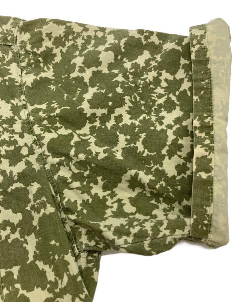 stussy（ステューシー）stussy (ステューシー) カモフラワープリントシャツ カーキ×ベージュ サイズ:Ⅿの古着・服飾アイテム
