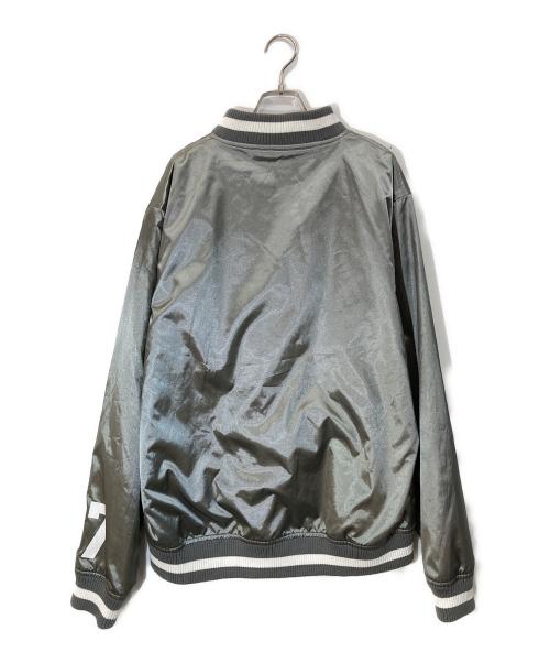 stussy（ステューシー）stussy (ステューシー) ワッペンスタジャン グレー×シルバー サイズ:Lの古着・服飾アイテム