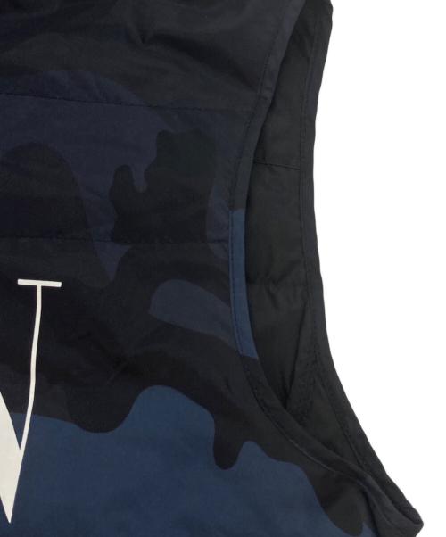 VALENTINO（ヴァレンティノ）VALENTINO (ヴァレンティノ) カモフラプリントダウンベスト ネイビー サイズ:48の古着・服飾アイテム
