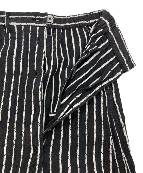 ISSEY MIYAKE（イッセイミヤケ）ISSEY MIYAKE (イッセイミヤケ) 刺繍ストライプフロントボタンスカート ブラック サイズ:Mの古着・服飾アイテム