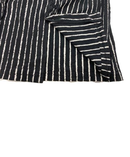 ISSEY MIYAKE（イッセイミヤケ）ISSEY MIYAKE (イッセイミヤケ) 刺繍ストライプフロントボタンスカート ブラック サイズ:Mの古着・服飾アイテム