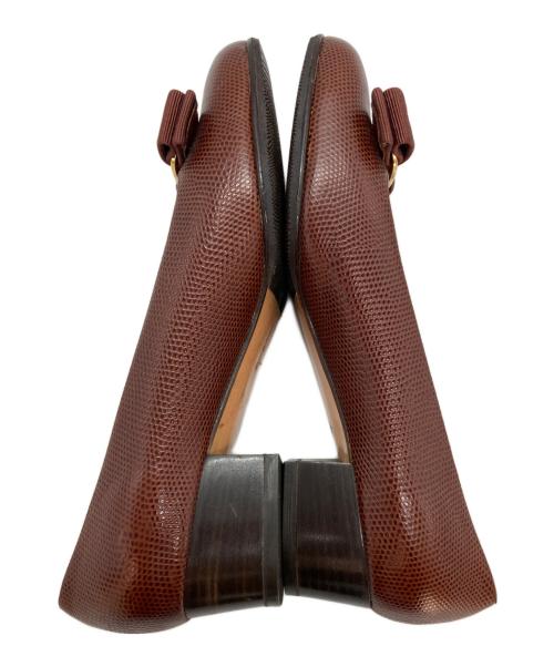 Salvatore Ferragamo（サルヴァトーレ フェラガモ）Salvatore Ferragamo (サルヴァトーレ フェラガモ) ヴァラリボンパンプス ブラウン サイズ:6 1/2の古着・服飾アイテム