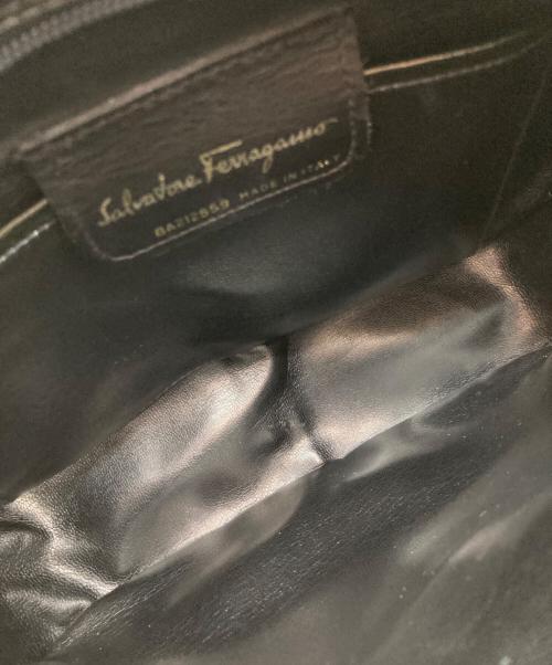 Salvatore Ferragamo（サルヴァトーレ フェラガモ）Salvatore Ferragamo (サルヴァトーレ フェラガモ) エナメルショルダーバッグ ブラック サイズ:-の古着・服飾アイテム