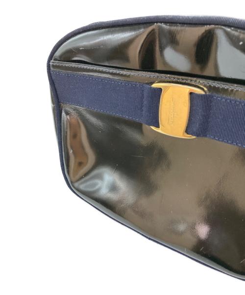 Salvatore Ferragamo（サルヴァトーレ フェラガモ）Salvatore Ferragamo (サルヴァトーレ フェラガモ) エナメルショルダーバッグ ブラック サイズ:-の古着・服飾アイテム