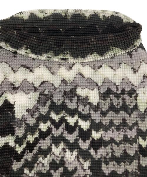 me ISSEY MIYAKE（ミーイッセイ ミヤケ）me ISSEY MIYAKE (ミーイッセイ ミヤケ) プリントプリーツブラウス グレー サイズ:SIZE Freeの古着・服飾アイテム