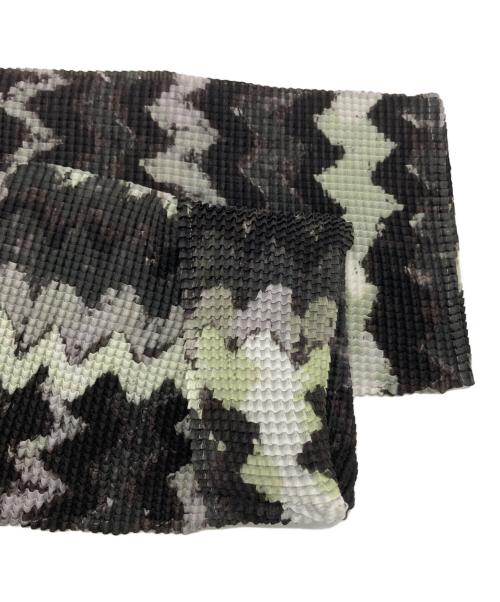 me ISSEY MIYAKE（ミーイッセイ ミヤケ）me ISSEY MIYAKE (ミーイッセイ ミヤケ) プリントプリーツブラウス グレー サイズ:SIZE Freeの古着・服飾アイテム