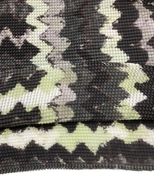 me ISSEY MIYAKE（ミーイッセイ ミヤケ）me ISSEY MIYAKE (ミーイッセイ ミヤケ) プリントプリーツブラウス グレー サイズ:SIZE Freeの古着・服飾アイテム