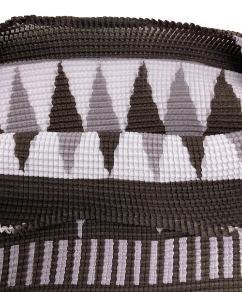me ISSEY MIYAKE（ミーイッセイ ミヤケ）me ISSEY MIYAKE (ミーイッセイ ミヤケ) プリントプリーツブラウス ブラウン サイズ:-の古着・服飾アイテム