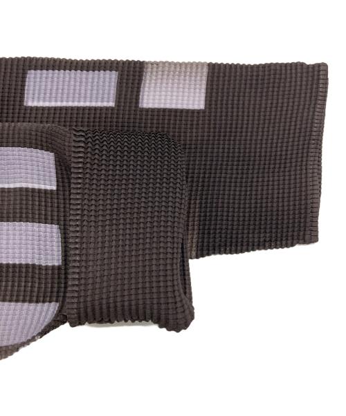 me ISSEY MIYAKE（ミーイッセイ ミヤケ）me ISSEY MIYAKE (ミーイッセイ ミヤケ) プリントプリーツブラウス ブラウン サイズ:-の古着・服飾アイテム