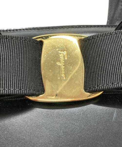 Salvatore Ferragamo（サルヴァトーレ フェラガモ）Salvatore Ferragamo (サルヴァトーレ フェラガモ) ヴァラリボン 2way ハンドバッグ ブラックの古着・服飾アイテム