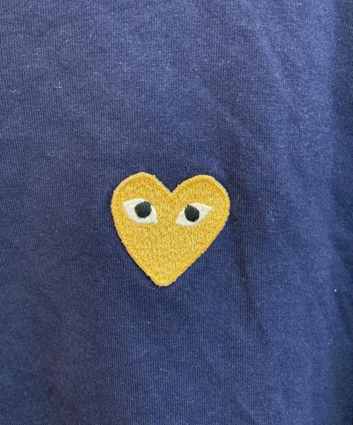 PLAY COMME des GARCONS（プレイコムデギャルソン）PLAY COMME des GARCONS (プレイコムデギャルソン) T-Shirt With Gold Emblem ネイビー サイズ:Ⅿの古着・服飾アイテム