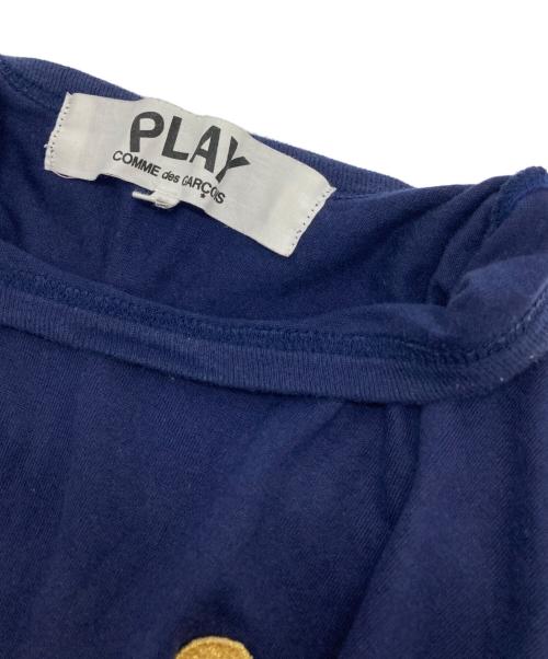 PLAY COMME des GARCONS（プレイコムデギャルソン）PLAY COMME des GARCONS (プレイコムデギャルソン) T-Shirt With Gold Emblem ネイビー サイズ:Ⅿの古着・服飾アイテム