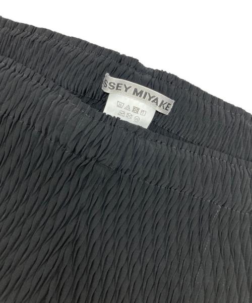 ISSEY MIYAKE（イッセイミヤケ）ISSEY MIYAKE (イッセイミヤケ) ウェーブデザインプリーツパンツ ブラック サイズ:SIZE 2の古着・服飾アイテム