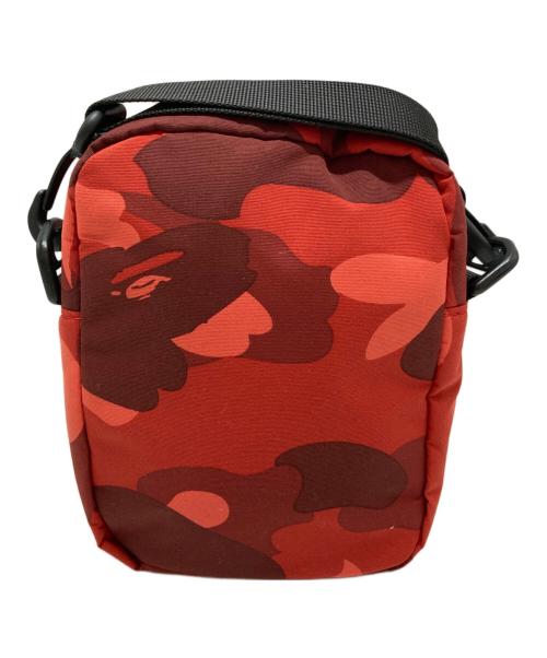 BAPE BY A BATHING APE（ベイプバイアベイシングエイプ）BAPE BY A BATHING APE (ベイプバイアベイシングエイプ) COLOR CAMO SHARK MINI BAG レッド サイズ:-の古着・服飾アイテム