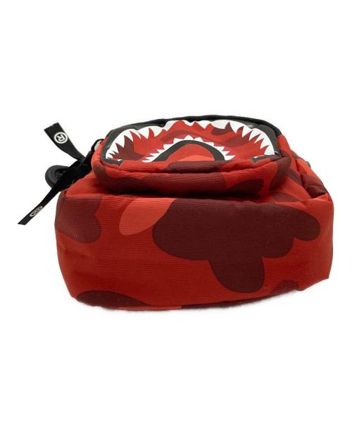 BAPE BY A BATHING APE（ベイプバイアベイシングエイプ）BAPE BY A BATHING APE (ベイプバイアベイシングエイプ) COLOR CAMO SHARK MINI BAG レッド サイズ:-の古着・服飾アイテム