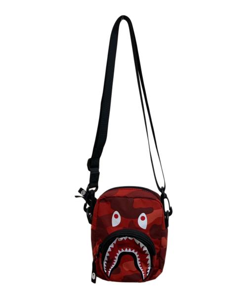 BAPE BY A BATHING APE（ベイプバイアベイシングエイプ）BAPE BY A BATHING APE (ベイプバイアベイシングエイプ) COLOR CAMO SHARK MINI BAG レッド サイズ:-の古着・服飾アイテム