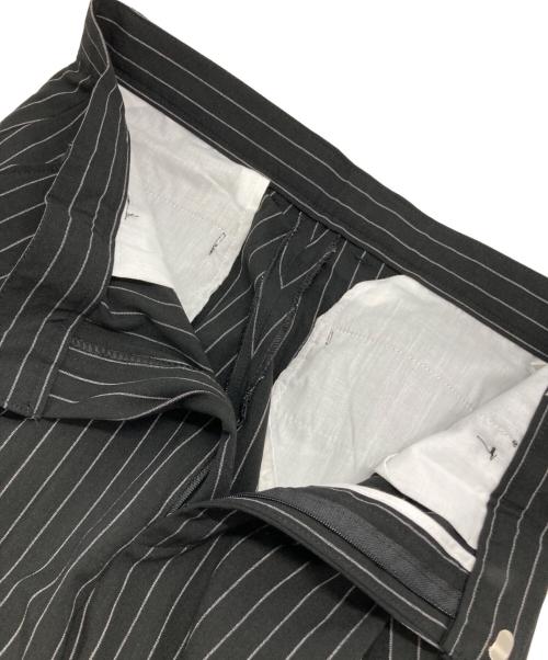 Chikashitsu +（チカシツプラス）Chikashitsu + (チカシツプラス) stripe tuck slacks ブラック サイズ:Sの古着・服飾アイテム