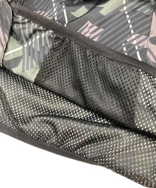 EA7（イーエーセブン）EA7 (イーエーセブン) 総柄フーデットジャケット ブラック×グリーン サイズ:XLの古着・服飾アイテム