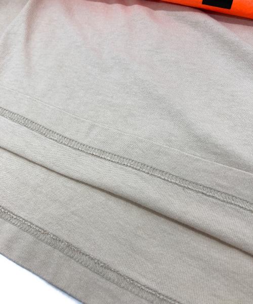 THE BLACK EYE PATCH（ブラックアイパッチ）THE BLACK EYE PATCH (ブラックアイパッチ) バッグプリントTシャツ ベージュ サイズ:Lの古着・服飾アイテム