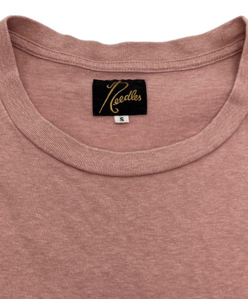 Needles（ニードルズ）Needles (ニードルズ) S/S Papillon Emb. Pocket Tee ピンク サイズ:SIZE Sの古着・服飾アイテム