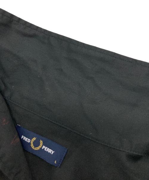 FRED PERRY（フレッドペリー）FRED PERRY (フレッドペリー) グラフィックオープンカラーシャツ ブラック サイズ:Lの古着・服飾アイテム