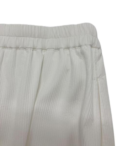 23区（ニジュウサンク）23区 (ニジュウサンク) ボリュームプリーツスカート ホワイト サイズ:SIZE 46の古着・服飾アイテム