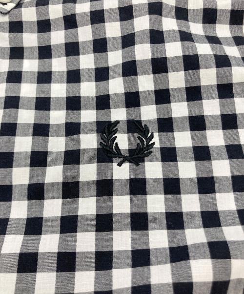FRED PERRY（フレッドペリー）FRED PERRY (フレッドペリー) ギンガムチェック半袖シャツ ホワイト×ブラック サイズ:SIZE Sの古着・服飾アイテム