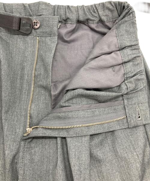 GRAMICCI（グラミチ）GRAMICCI (グラミチ) BEAMS BOY (ビームスボーイ) 別注2プリーツ ワイド スラックス グレー サイズ:SIZE Freeの古着・服飾アイテム