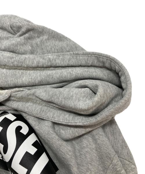 DIESEL（ディーゼル）DIESEL (ディーゼル) ロゴプリントプルオーバーパーカー グレー サイズ:Ⅿの古着・服飾アイテム