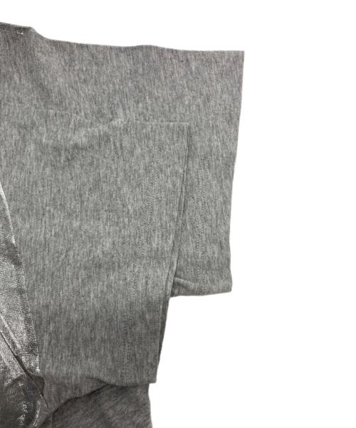 MM6 Maison Margiela（エムエムシックスメゾンマルジェラ）MM6 Maison Margiela (エムエムシックスメゾンマルジェラ) エイズTシャツ グレー サイズ:Ⅿの古着・服飾アイテム