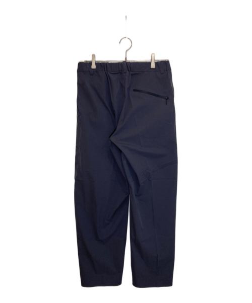 DESCENTE ALLTERRAIN（デザイント オルテライン）DESCENTE ALLTERRAIN (デザイント オルテライン) STRETCH SEEMLESS TAPERED PANTS グレー サイズ:Ⅿ 未使用品の古着・服飾アイテム