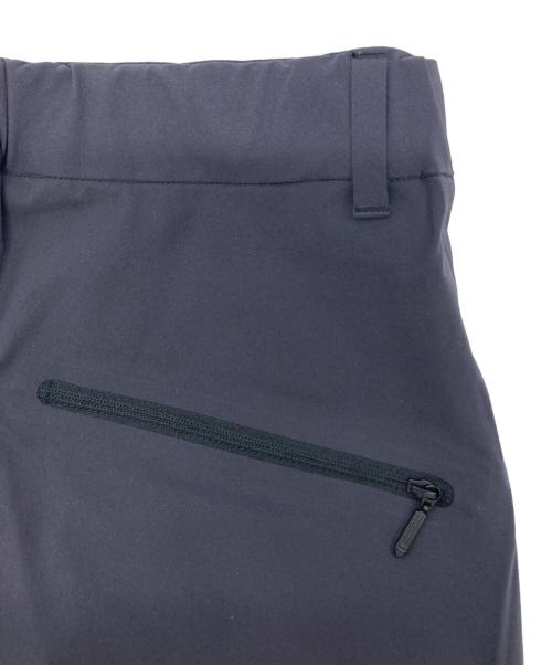 DESCENTE ALLTERRAIN（デザイント オルテライン）DESCENTE ALLTERRAIN (デザイント オルテライン) STRETCH SEEMLESS TAPERED PANTS グレー サイズ:Ⅿ 未使用品の古着・服飾アイテム