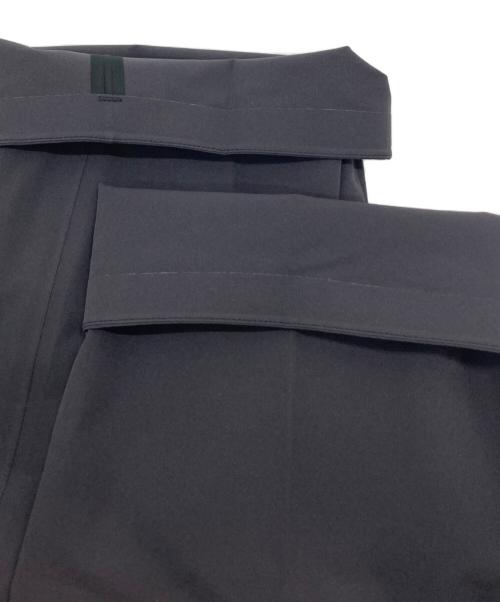 DESCENTE ALLTERRAIN（デザイント オルテライン）DESCENTE ALLTERRAIN (デザイント オルテライン) STRETCH SEEMLESS TAPERED PANTS グレー サイズ:Ⅿ 未使用品の古着・服飾アイテム