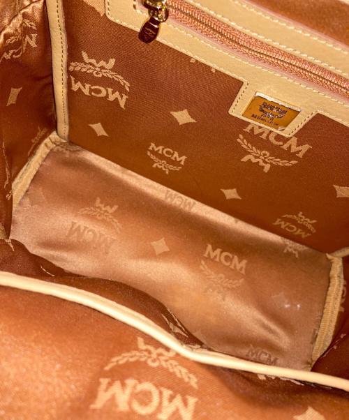 MCM（エムシーエム）MCM (エムシーエム) スタッズリュック ブラウンの古着・服飾アイテム