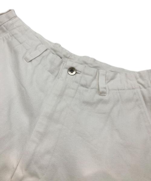 UNIVERSAL PRODUCTS.（ユニバーサルプロダクツ）UNIVERSAL PRODUCTS. (ユニバーサルプロダクツ) NO TUCK WIDE DENIM TROUSERS ホワイト サイズ:SIZE 1の古着・服飾アイテム