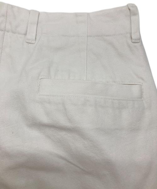 UNIVERSAL PRODUCTS.（ユニバーサルプロダクツ）UNIVERSAL PRODUCTS. (ユニバーサルプロダクツ) NO TUCK WIDE DENIM TROUSERS ホワイト サイズ:SIZE 1の古着・服飾アイテム