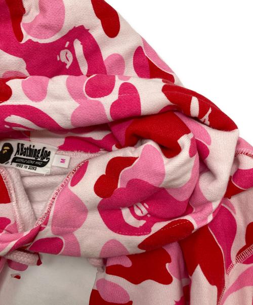 A BATHING APE（アベイシングエイプ）A BATHING APE (アベイシングエイプ) ABC CAMO COLLEGE PULLOVER HOODIE ピンク サイズ:SIZE Mの古着・服飾アイテム