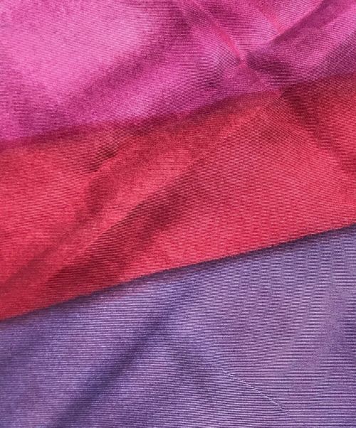 LOUIS VUITTON（ルイ ヴィトン）LOUIS VUITTON (ルイ ヴィトン) シルク大判スカーフ レッドの古着・服飾アイテム