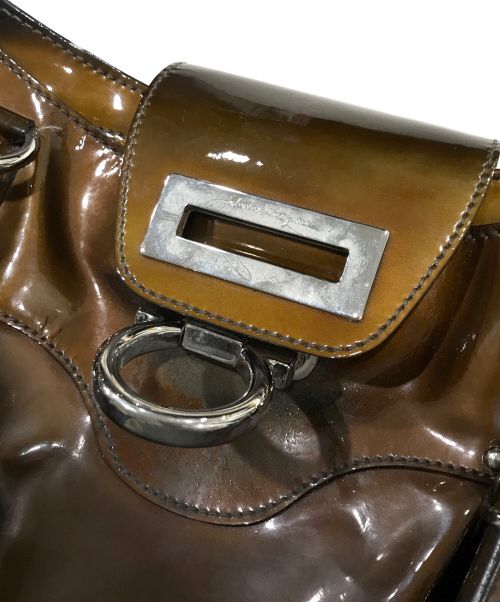 は（サルヴァトーレ フェラガモ）は (サルヴァトーレ フェラガモ) エナメルハンドバッグ ブラウンの古着・服飾アイテム