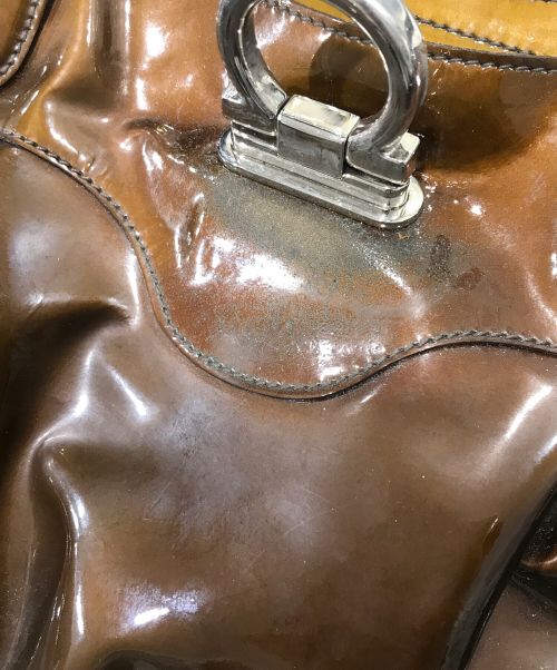 は（サルヴァトーレ フェラガモ）は (サルヴァトーレ フェラガモ) エナメルハンドバッグ ブラウンの古着・服飾アイテム