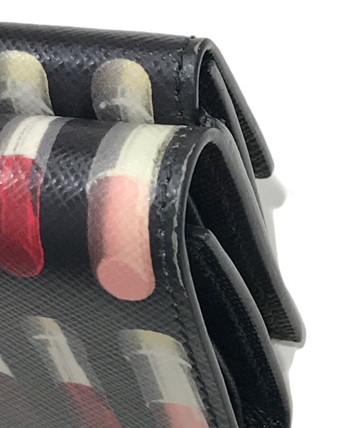 PRADA（プラダ）PRADA (プラダ) リップスティック柄三つ折り財布 ブラックの古着・服飾アイテム