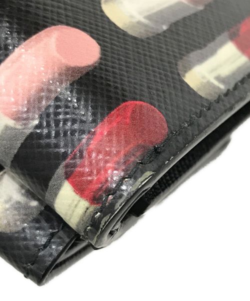 PRADA（プラダ）PRADA (プラダ) リップスティック柄三つ折り財布 ブラックの古着・服飾アイテム