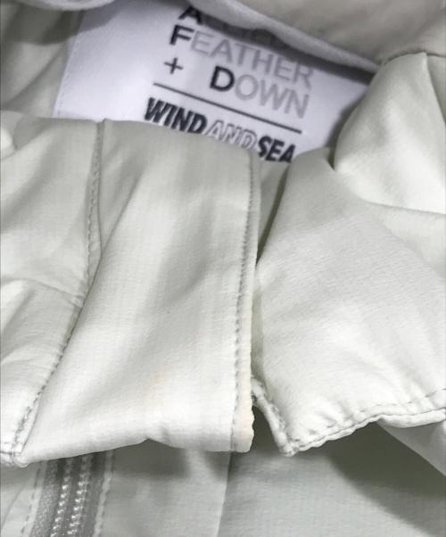 WIND AND SEA（ウィンダンシー）WIND AND SEA (ウィンダンシー) ALLIED FEATHER + DOWN (アライドフェザーアンドダウン) ダウンジャケット アイボリー サイズ:Mの古着・服飾アイテム