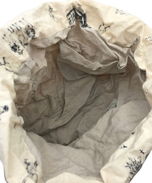 R&D.M.Co-OLDMAN'S TAILOR（オールドマンズテイラー）R&D.M.Co-OLDMAN'S TAILOR (オールドマンズテイラー) プリント巾着バッグ アイボリーの古着・服飾アイテム