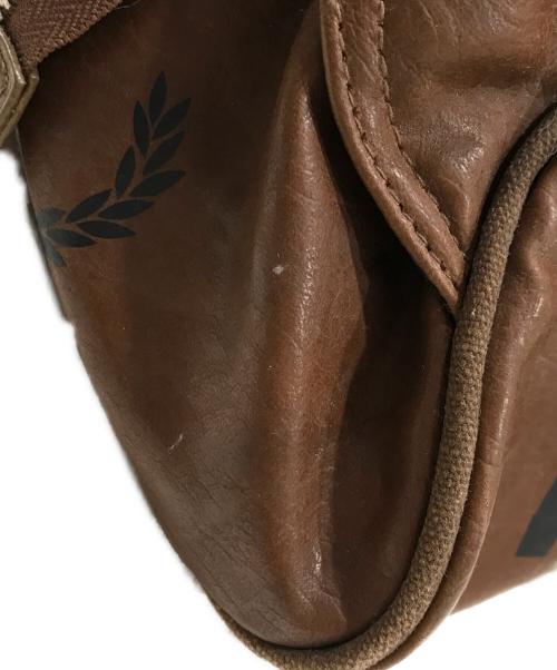 FRED PERRY（フレッドペリー）FRED PERRY (フレッドペリー) ボストンバッグ ブラウンの古着・服飾アイテム