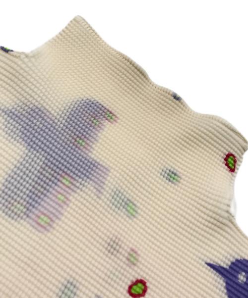 me ISSEY MIYAKE（ミーイッセイ ミヤケ）me ISSEY MIYAKE (ミーイッセイ ミヤケ) プリーツカットソー ベージュ サイズ:不明の古着・服飾アイテム